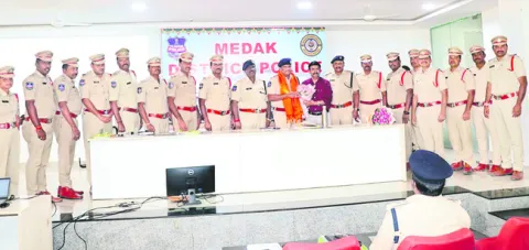 బాధితులకు అండగా నిలవాలి