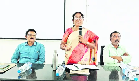 పంచాయతీ సిబ్బంది క్షేత్రస్థాయిలో ఉండాలి 