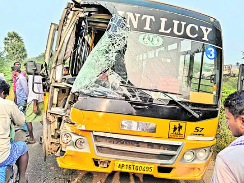 బస్సులు ఢీకొని పలువురికి గాయాలు 
