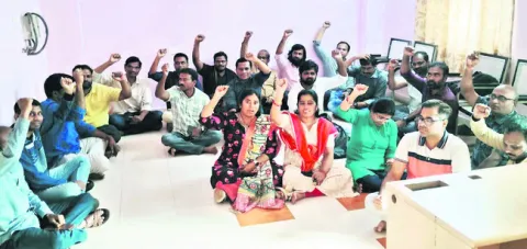 ట్రిపుల్‌ ఐటీలో అధ్యాపకుల నిరసన 