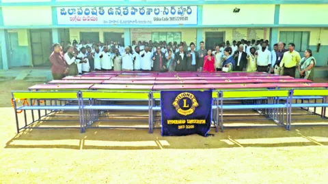 హైస్కూల్‌కు బెంచీల వితరణ