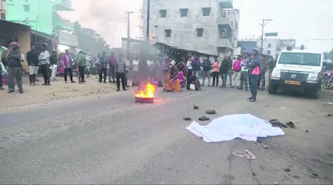 రోడ్డు ప్రమాదంలో యువకుడు దుర్మరణం 