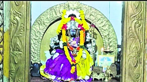 పట్టపగలే గాయత్రీదేవి ఆలయంలో చోరీ