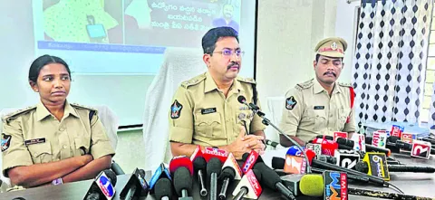 మంత్రి సంధ్యారాణి పీఏ కేసులో ట్విస్ట్‌ 