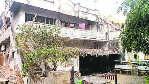 మార్టూరులో భూ మాయ