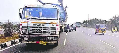 భారీ వాహనాన్ని ఢీకొన్న కారు 