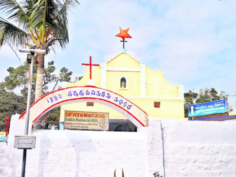 చెక్కుచెదరని వైభవం!   