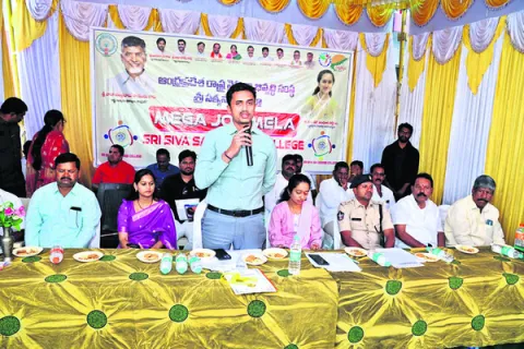 ఉద్యోగావకాశాలు  సద్వినియోగం చేసుకోండి 