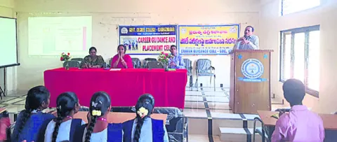 కేంద్ర ఉద్యోగాలపై అవగాహన అవసరం