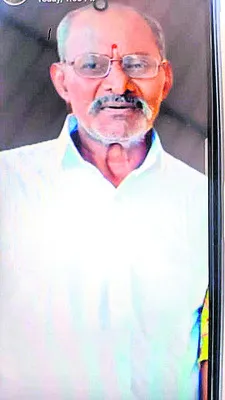 బస్సు ఎక్కేందుకు  రోడ్డు దాటుతుండగా..
