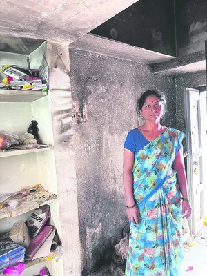 షార్ట్‌ సర్క్యూట్‌తో దుకాణం దగ్ధం 