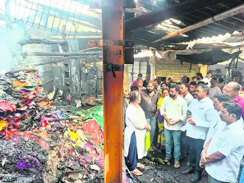 పూర్ణామార్కెట్‌లో 16 దుకాణాలు దగ్ధం