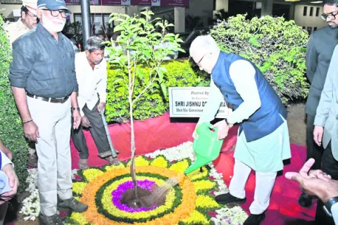 చేనేత మగ్గం నేసి.. 
