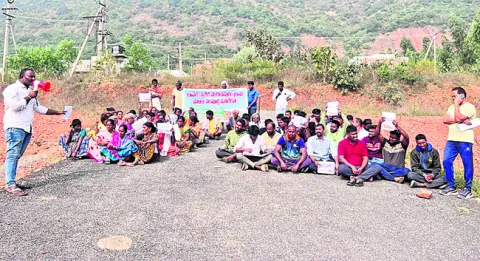 గ్రావెల్‌ లీజు రద్దు చేయాలని వెంకటాపురంవాసుల ధర్నా 