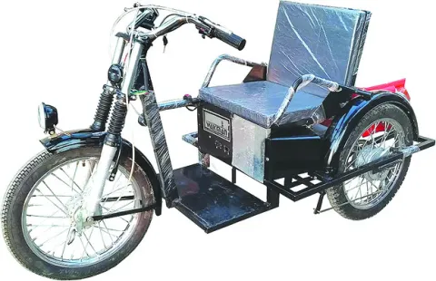 దివ్యాంగులకు బ్యాటరీ ట్రైసైకిళ్లు