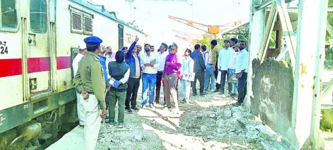 అభివృద్ధి పనుల్లో వేగం పెంచాలి