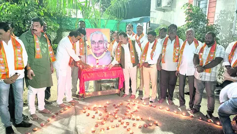 వాజ్‌పేయికి నివాళి