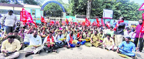 నెలలుగా వేతనాలు ఇవ్వకుంటే పస్తులుండాలా? 