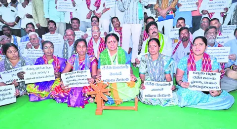 రుణాలు మాఫీ చేయకపోతే  సీఎం ఇంటిని ముట్టడిస్తాం  
