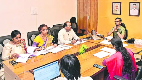 ప్రాజెక్టుల పనులు వేగవంతం చేయండి 