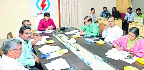 వ్యవసాయ సర్వీసుల మంజూరుకు ప్రాధాన్యం