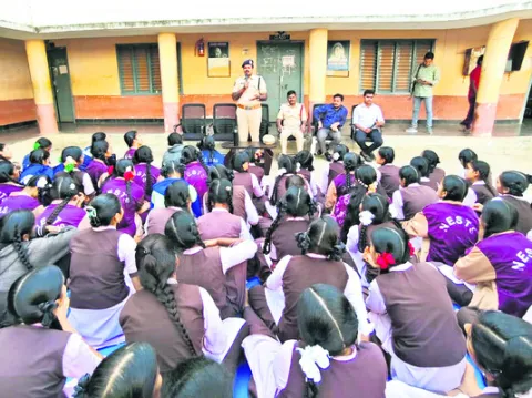 అప్రమత్తతతో సైబర్‌ నేరాల కట్టడి