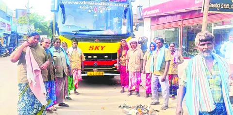 పంచాయతీ ట్రాక్టర్‌ను ఢీకొన్న ట్రావెల్‌ బస్సు 
