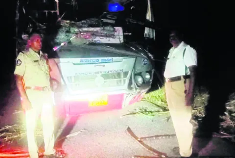 ట్రాక్టర్‌ను ఢీకొన్న బస్సు