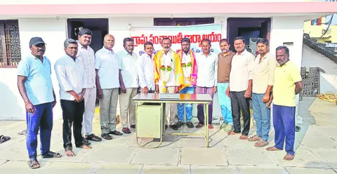 గ్రామ అభివృద్ధి కమిటీకి రూ.1.50లక్షల విరాళం