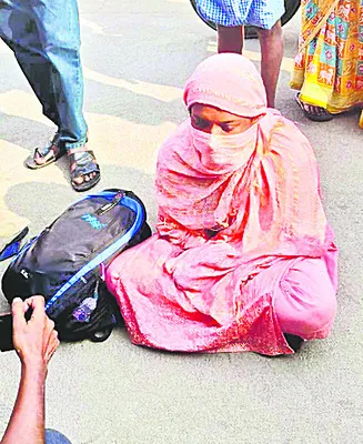 ప్రియుడి ఇంటి ముందు ప్రియురాలు ధర్నా 