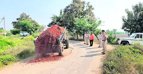 రోడ్లపై గుంతలు పూడ్చిన పోలీసులు 