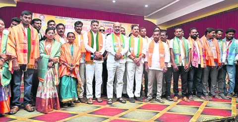 గ్రామాల్లో పెద్దన్న పాత్ర పోషించాలి