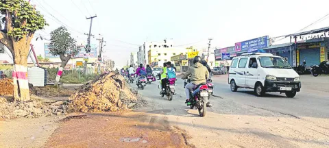 రాకపోకలకు అడ్డుగా మట్టి దిబ్బలు 