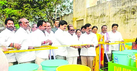 పుష్‌కాట్లను ప్రారంభించిన మంత్రి కొల్లు రవీంద్ర 