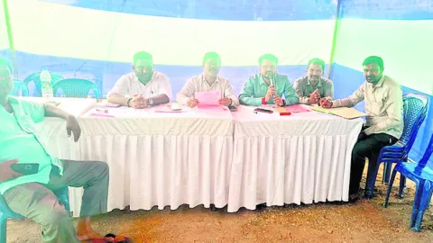 గట్టమ్మ వద్ద దుకాణాల వేలం
