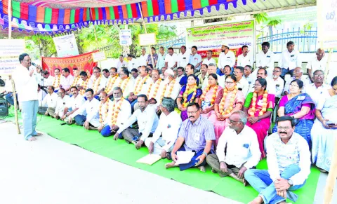 రిటైర్డ్‌ ఉద్యోగుల బెనిఫిట్స్‌ విడుదల చేయాలి