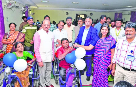 దివ్యాంగులందరికీ ట్రై సైకిళ్లు అందిస్తాం