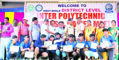 క్రీడలతో ఆత్మవిశ్వాసం పెంపొందుతుంది