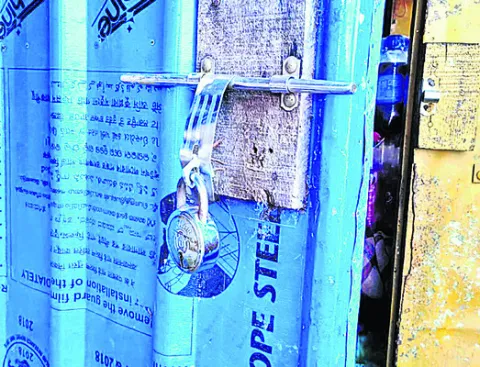 రెండు షాపుల్లో దొంగతనాలు 
