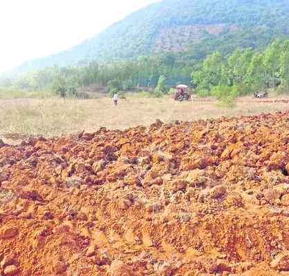 ప్రభుత్వ భూమిపై టీడీపీ నేతల కన్ను 