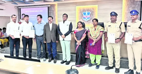 పోలీస్‌ సిబ్బందికి రివార్డులు
