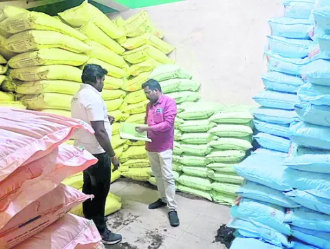 ఎరువుల దుకాణాల తనిఖీ 