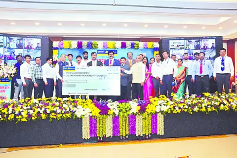 మహిళల ఆర్థిక స్వావలంబనకు బ్యాంకు కృషి