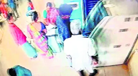 రైతును బురిడీ కొట్టించి రూ.40 వేలు డ్రా..