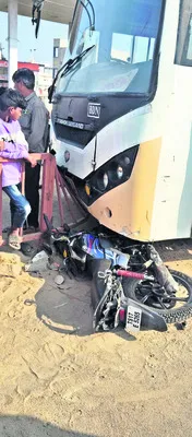 బైక్‌ను ఢీకొన్న బస్సు 