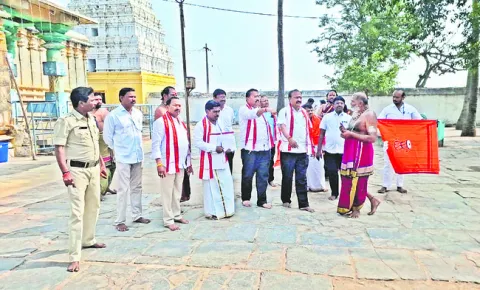 ఆలయ పరిసర ప్రాంతాలు స్వచ్ఛంగా ఉండాలి