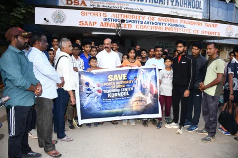 క్రీడా హాస్టళ్లను తరలిస్తుంటే నోరు మెదపరేం