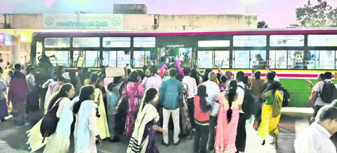 సీట్ల కోసం భక్తుల పాట్లు