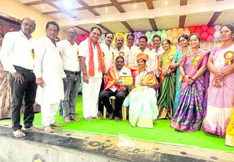 ఆర్యవైశ్యులు అన్నిరంగాల్లో రాణించాలి