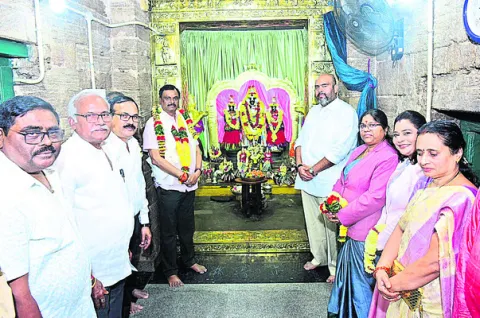 వేణుగోపాల స్వామివారి సేవలో హైకోర్టు న్యాయమూర్తి 